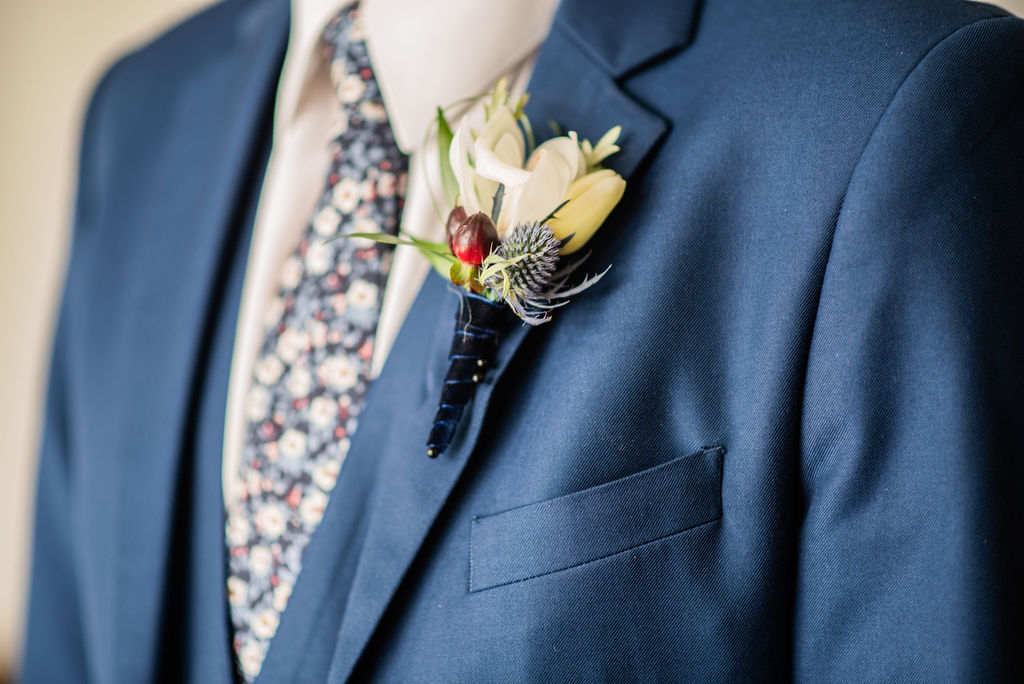 Blue wedding suit with boutinerre