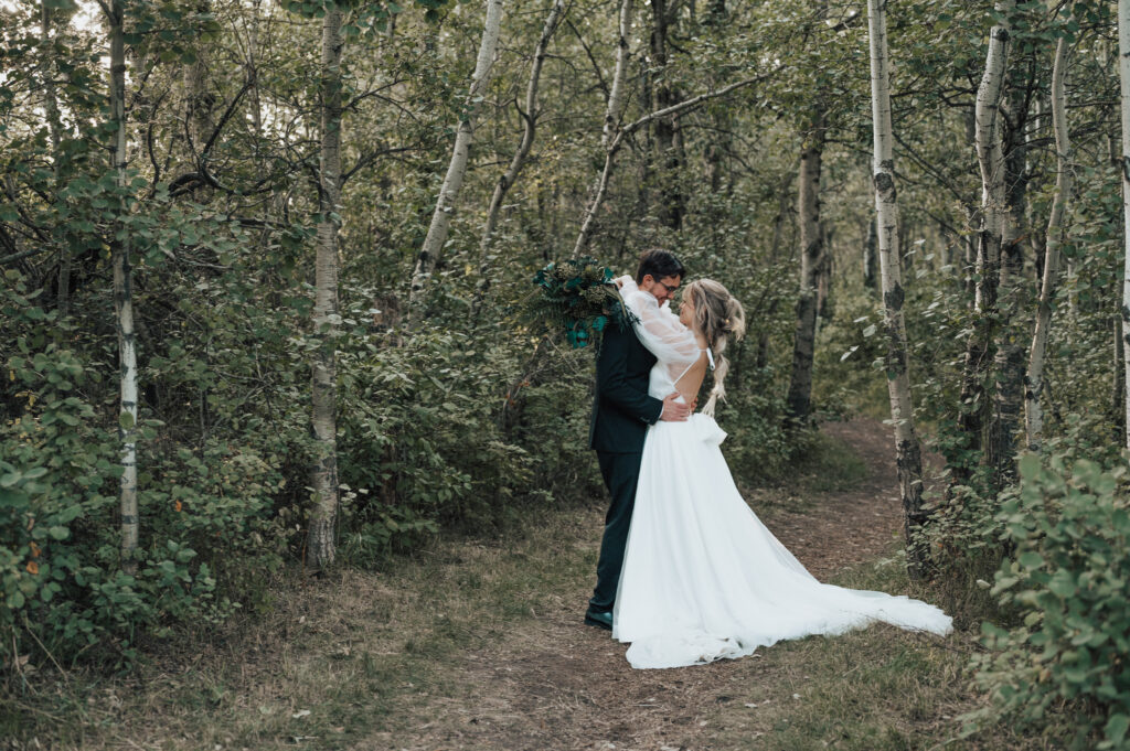 Totally Enchanted By This Elegant Emerald Green Wedding Inspo Shoot ...