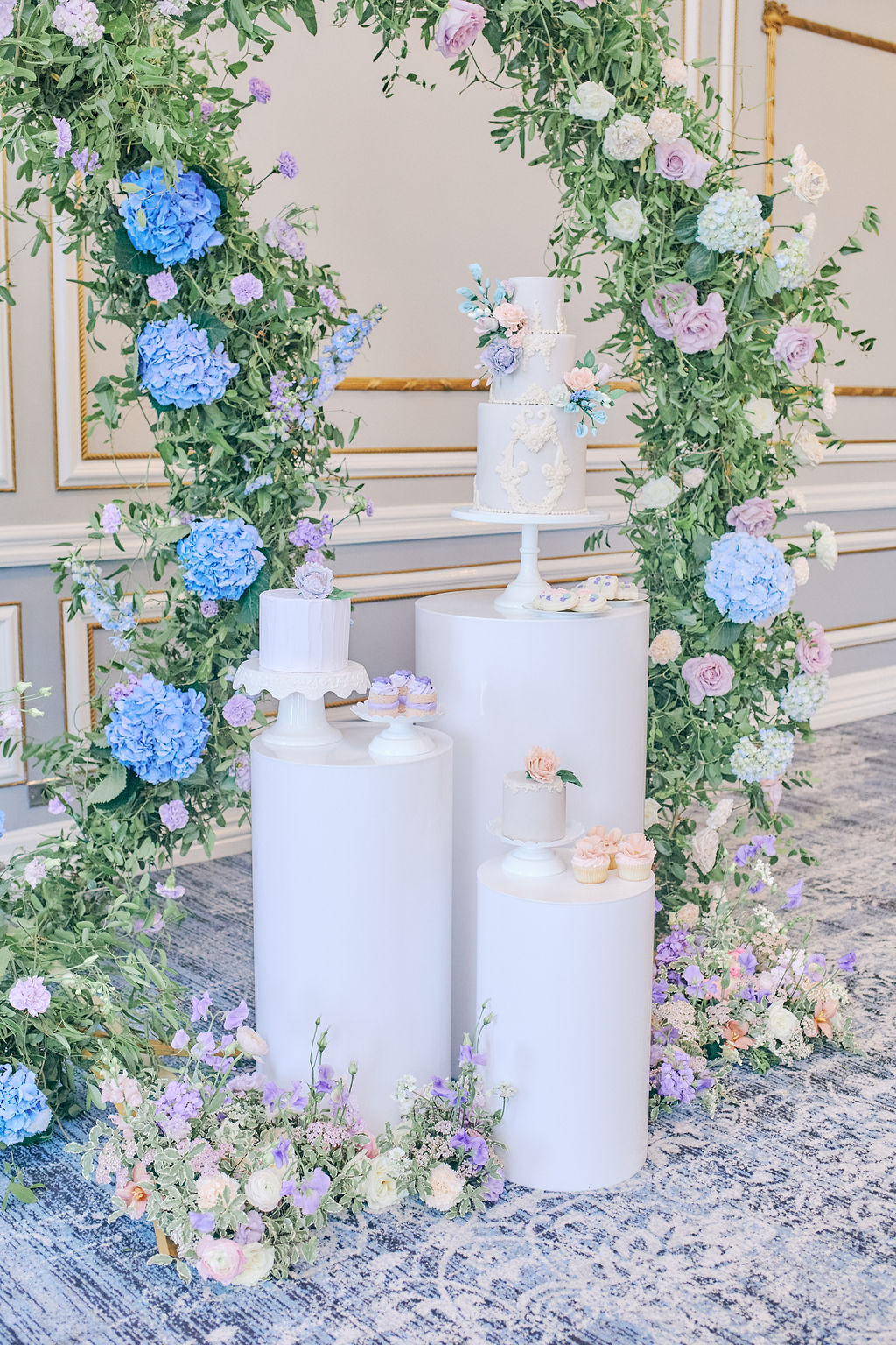 003TheCakeTable-MeetMeInTheGardenStyledShootIMG_6513(2)