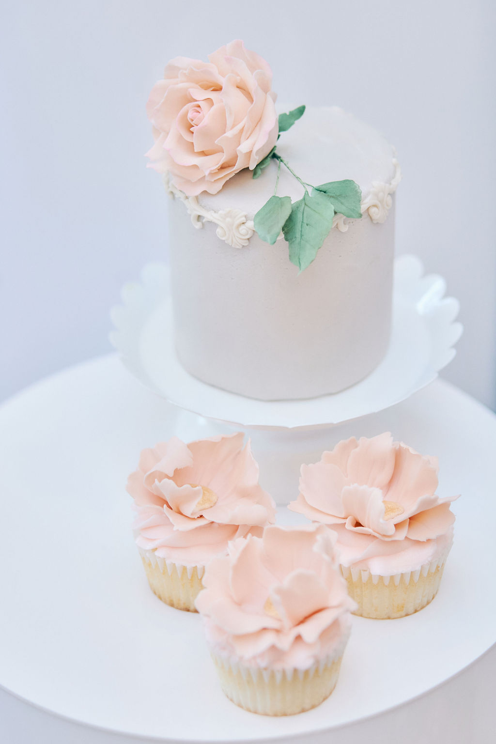 015TheCakeTable-MeetMeInTheGardenStyledShootIMG_6653
