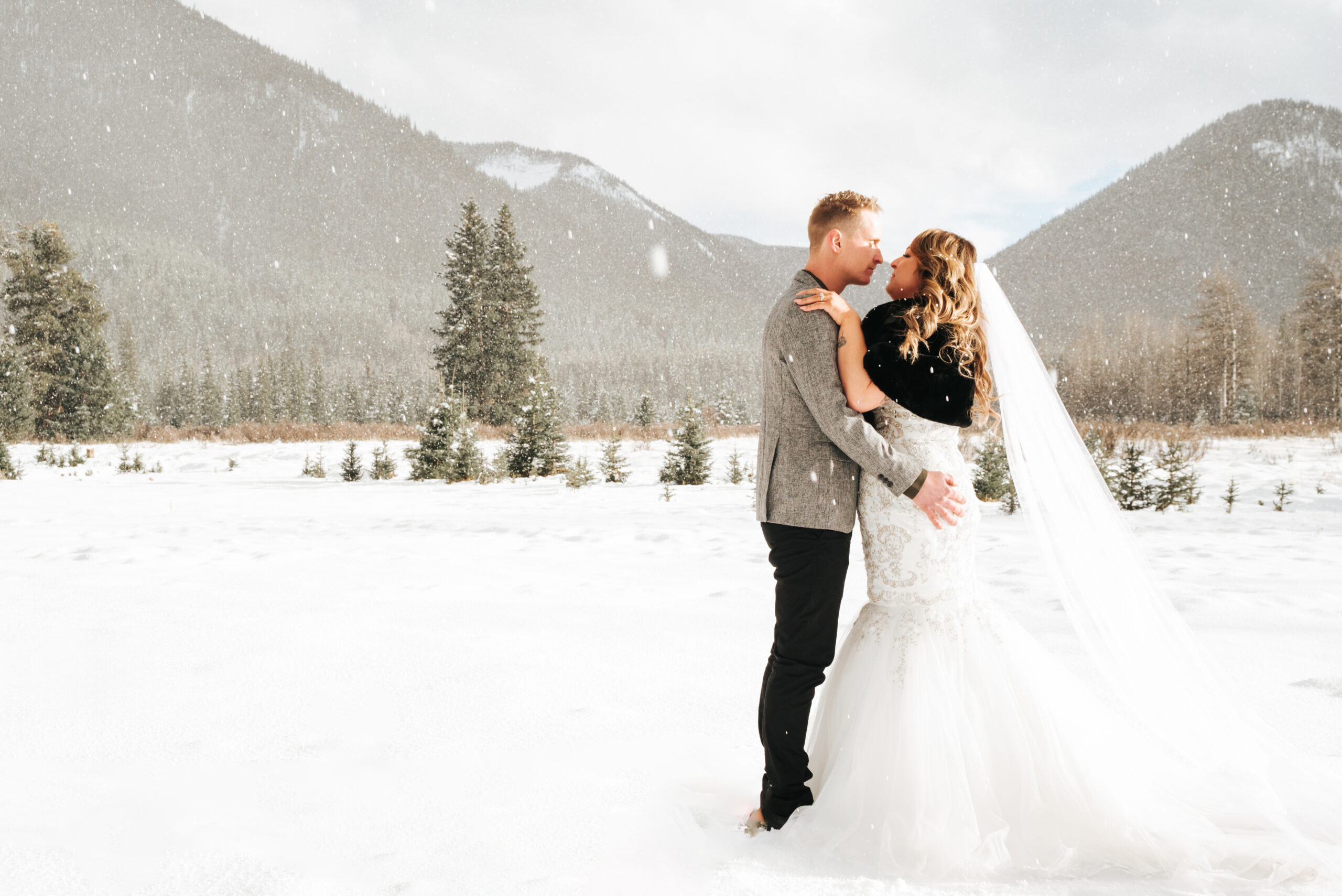Winter Elopement – Rock Lake Earth Lodge – 15