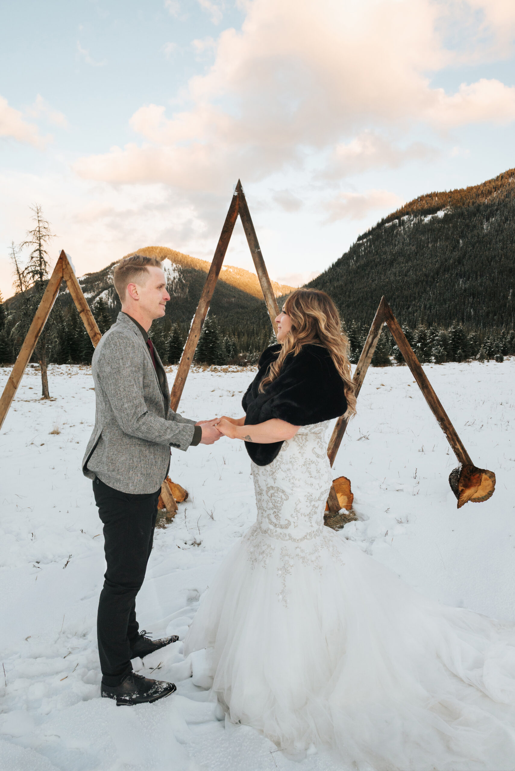 Winter Elopement – Rock Lake Earth Lodge – 21