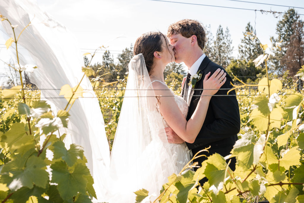 KelownaWeddingPhotographersMemorableandVibrantOkanaganPhotography-259