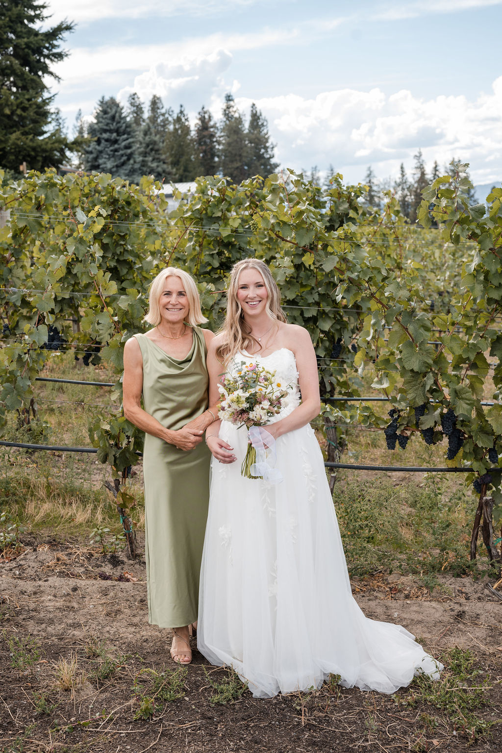 KelownaWeddingPhotographersMemorableandVibrantOkanaganPhotography-191