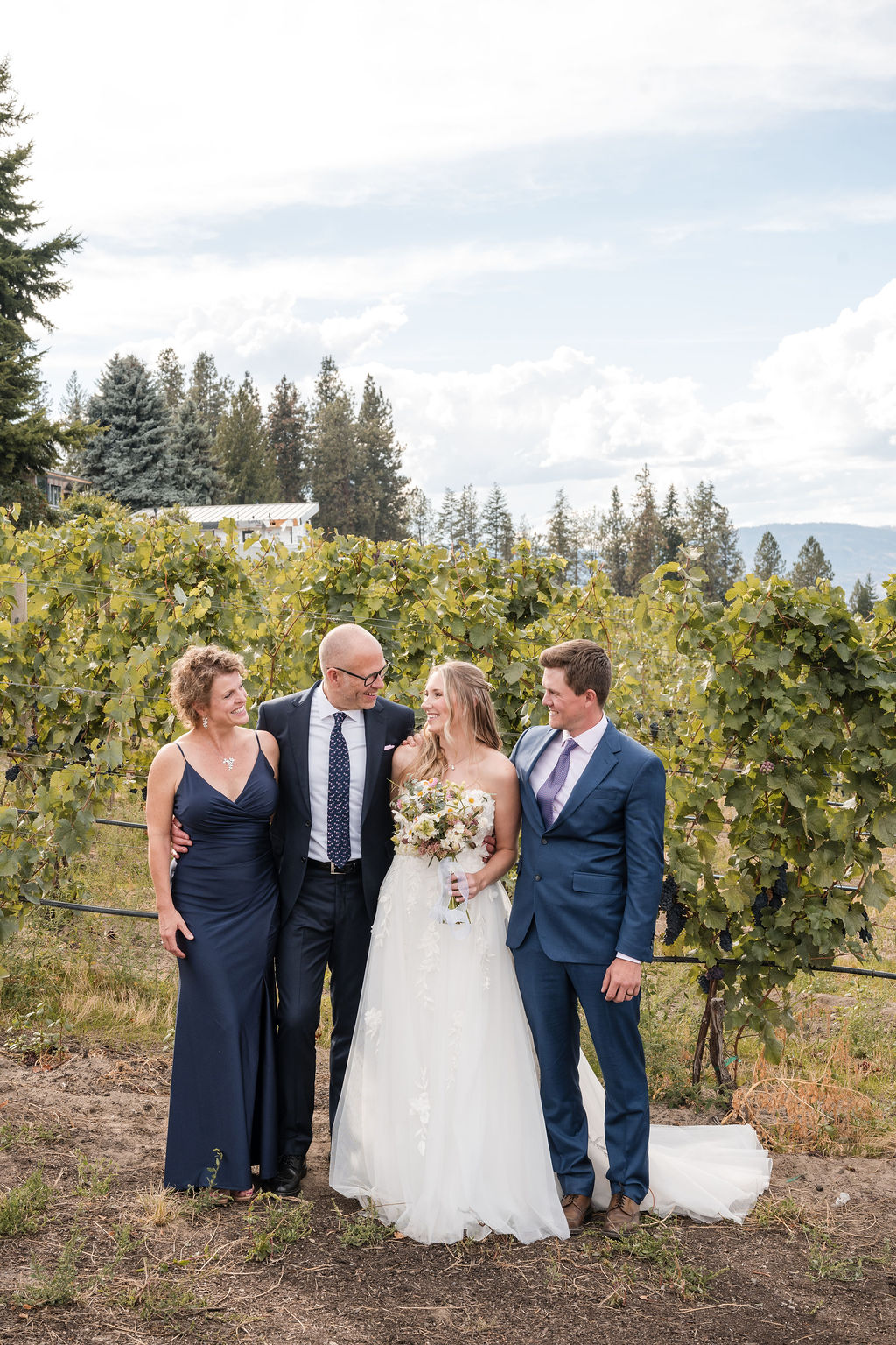 KelownaWeddingPhotographersMemorableandVibrantOkanaganPhotography-201